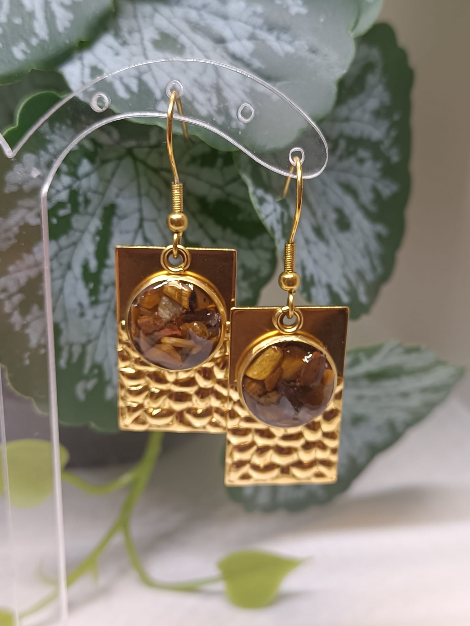 Boucles d’oreilles en acier inoxydable , avec brisures d oeil de tigre.( Protection, chance , recentre les énergies et les pensées)