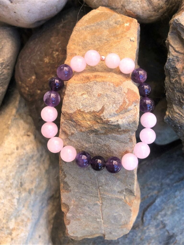 bracelet–femme-amethyste-quartz-rose-lithotherapie-ame-du-cristal-min