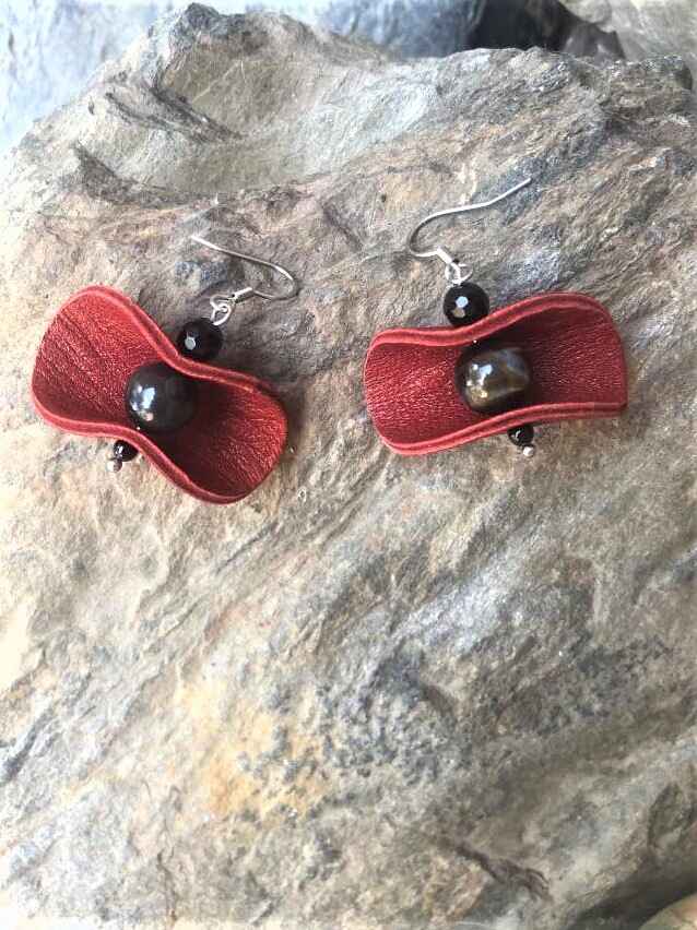 boucles-d-oreilles-oeil-de-fer-cuir-rouge-ame-du-cristal-min