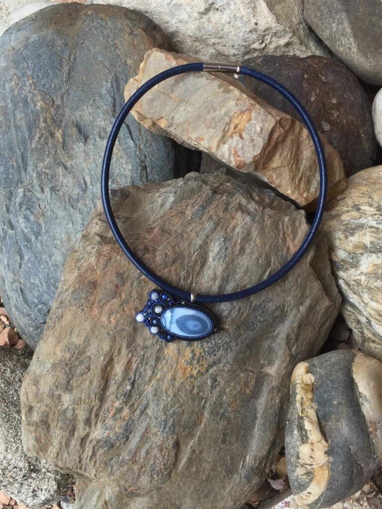 collier-bleu-peruvian-cuir-lithotherapie-montauban