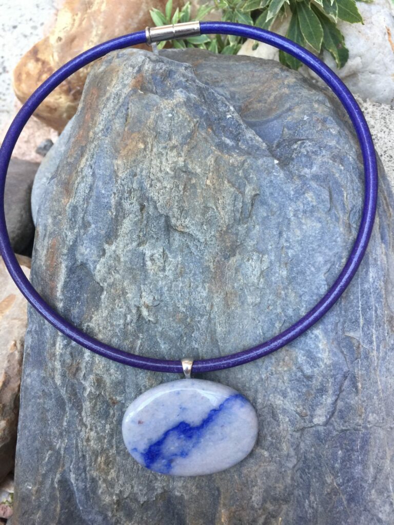 collier-bleu-quartz-cuir-lithotherapie-toulouse