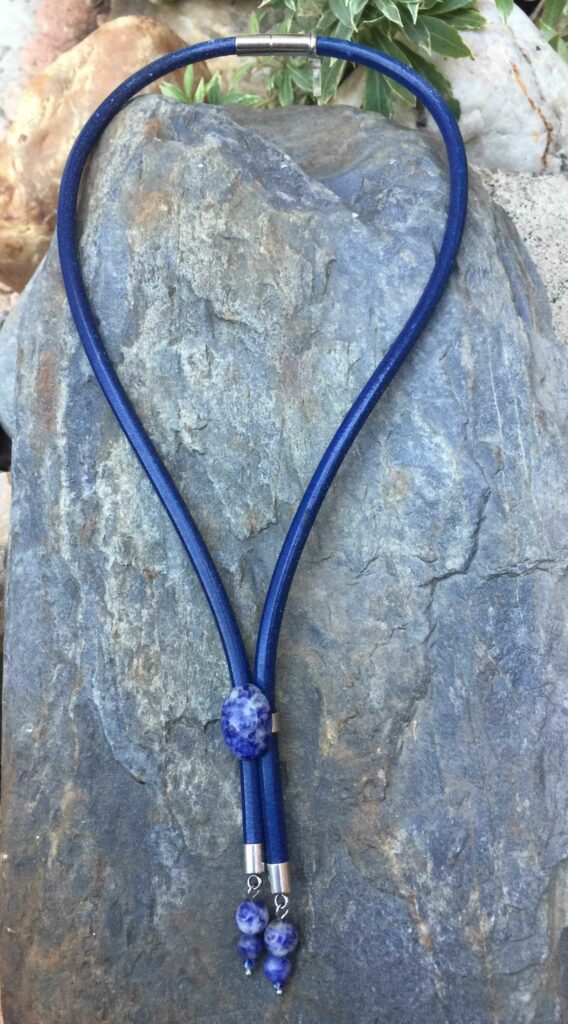 collier-bleu-sodalite-cuir-lithotherapie-toulouse