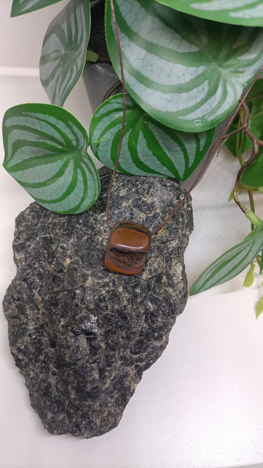 collier-homme-oeil-fer-pierre-naturelle-lithotherapie-montauban-grisolles-toulouse