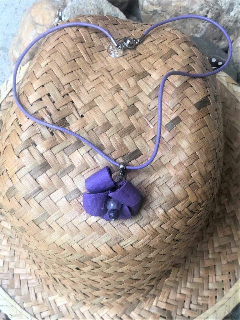collier-mauve-amethyste-cuir-lithotherapie-toulouse