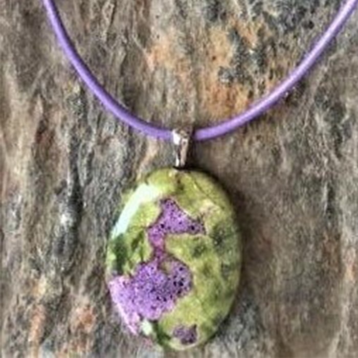 collier-mauve-stichtite-cuir-lithotherapie-grisolles
