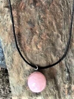 collier-perle-quartz-rose-lithotherapie-grisolles-min
