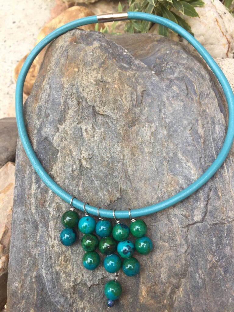 collier-perles-chrysocolle-cuir-bleu-lithotherapie-montauban