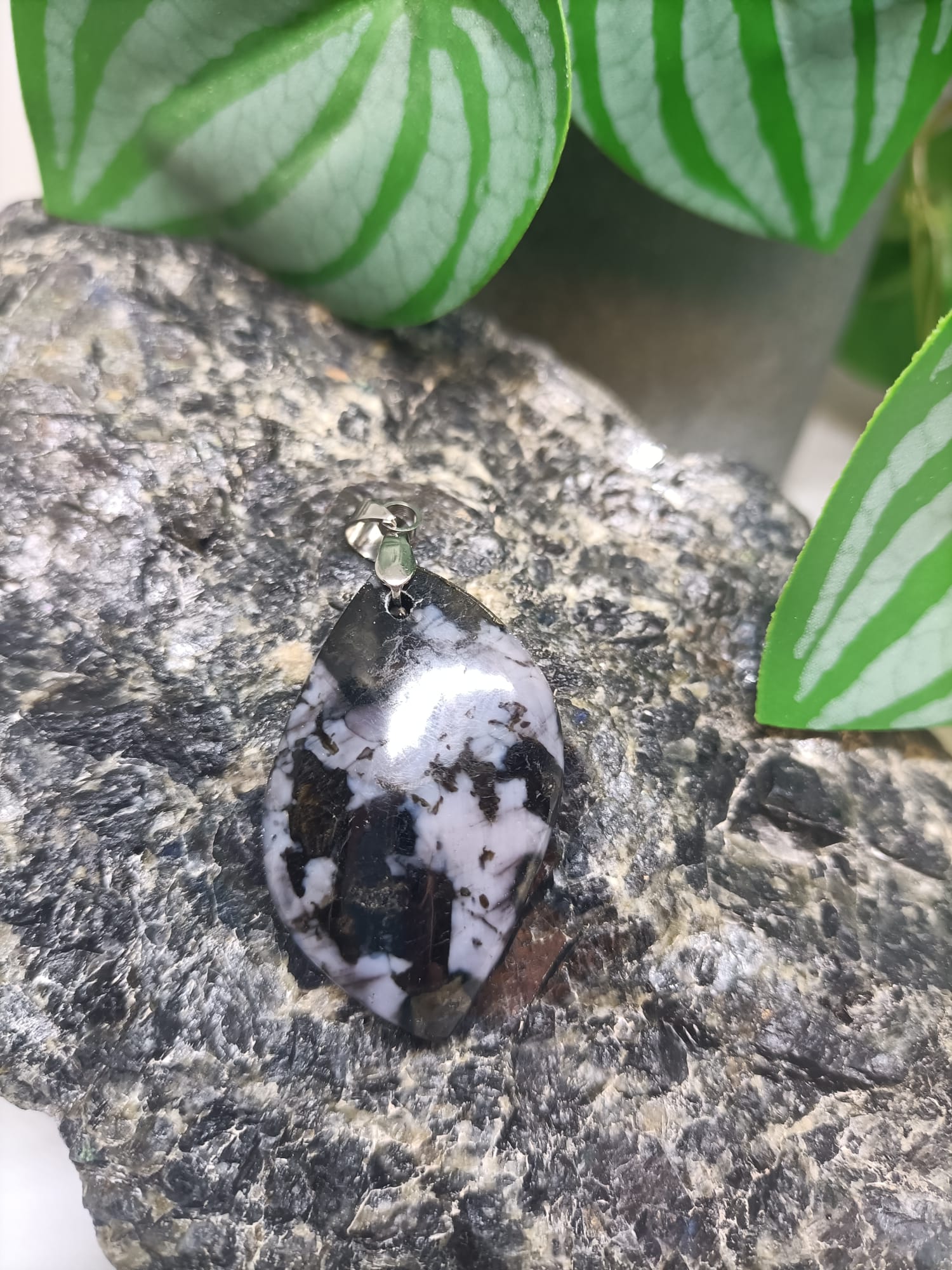 pendentif-gabbros-homme-bijoux-pierre-naturelle-lithotherapie-grisolles-montauban-toulouse