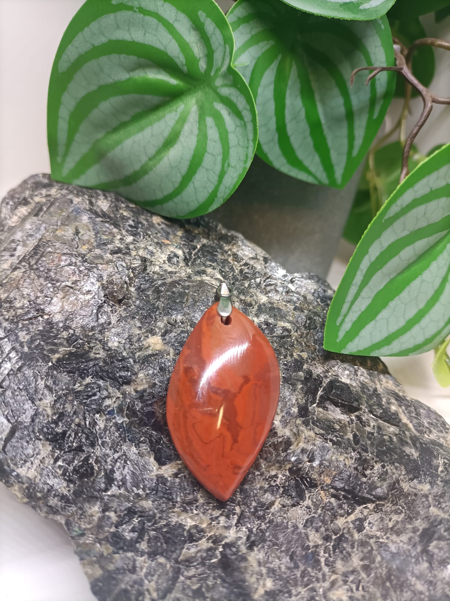 pendentif-jaspe-rouge-homme-bijoux-pierre-naturelle-lithotherapie-grisolles-montauban-toulouse